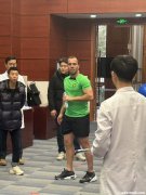 媒体曝光：网友拍到国安新援塞尔吉尼奥进行体检