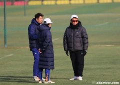 泰山27名球员合练 中卫+后腰有悬念 新外援竞争首发