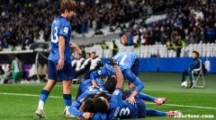 川崎前锋见到上海申花就跪：进球被吹再送乌龙。