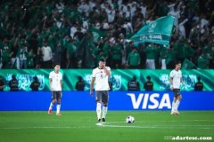 国足因红牌全面被动，对澳大利亚调整阵容