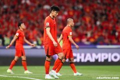 国足客战印尼，逼近悬崖！0比2不容有失。