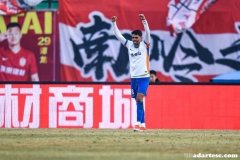泰山北上强闯难关再现，成功化危为机击败亚泰。