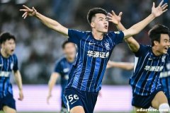 武汉三镇凭借邓卓翔的幸运与谦虚，从1比4到4比4扳平国安