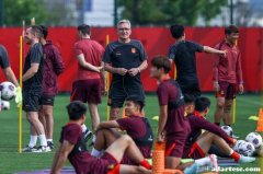 国足重庆公开训练持续火热 战巴林阵容或将大规模调整