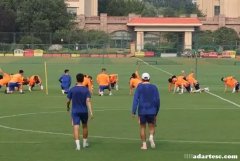 泰山队迎新人参加一线队合练 教练正式带队训练细节满满