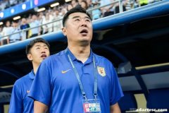 韩鹏首秀告负，山东泰山面临重建挑战。