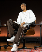 文班亚马中国行：参禅之外，还戴上了寓意“福禄”的老铺黄金葫芦