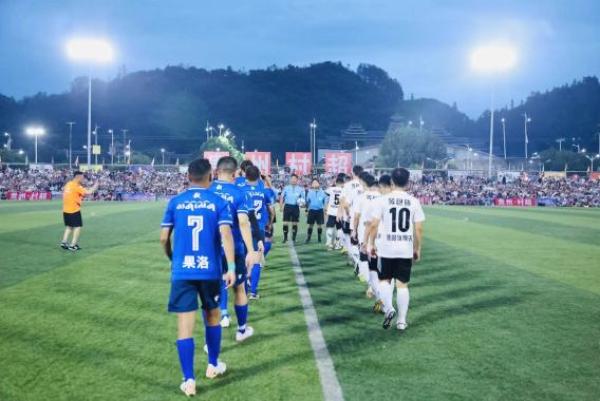 新华社：这支马背上的足球队 在“村超”之夜绽放