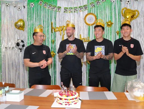 亚泰四将6月喜迎生日会 主帅陈洋组织全队庆生