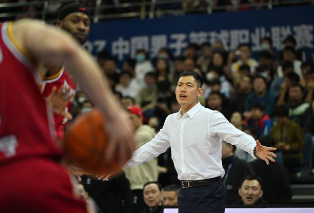 张庆鹏与天津男篮续约3年 将开出顶薪留林庭谦