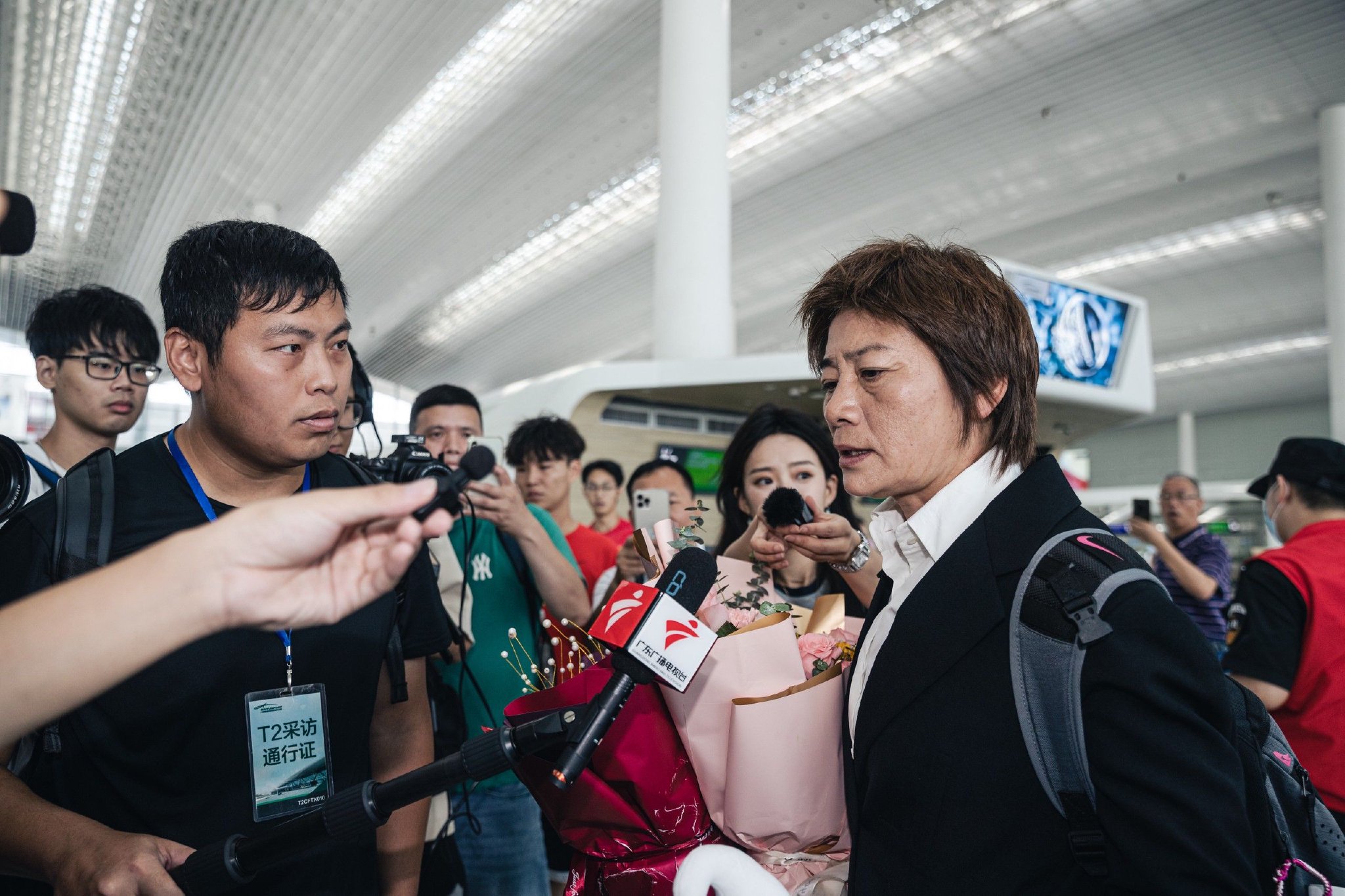 中国女足出征澳大利亚世界杯 大批球迷机场送别