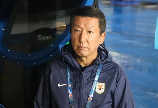 崔康熙发布会沉默5秒后无奈表示：我不是机器人