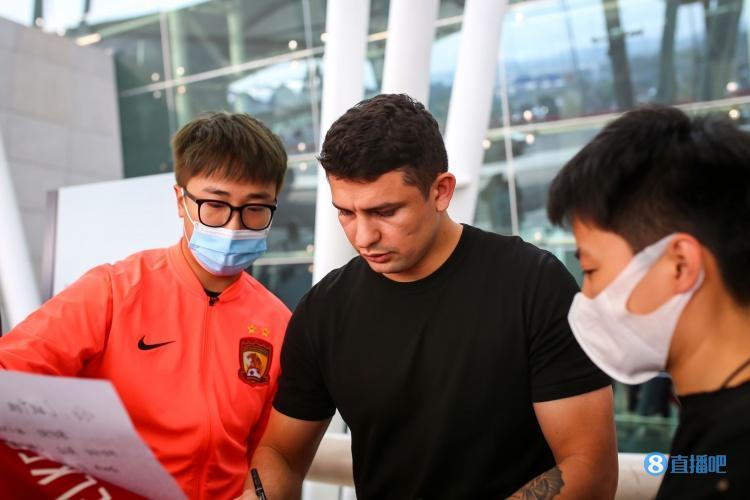 艾克森微博悼念：为齐齐哈尔不幸罹难的学生家庭祈福