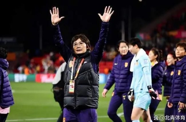 女足准备中场正面硬刚英格兰 全队观看对手视频剪辑