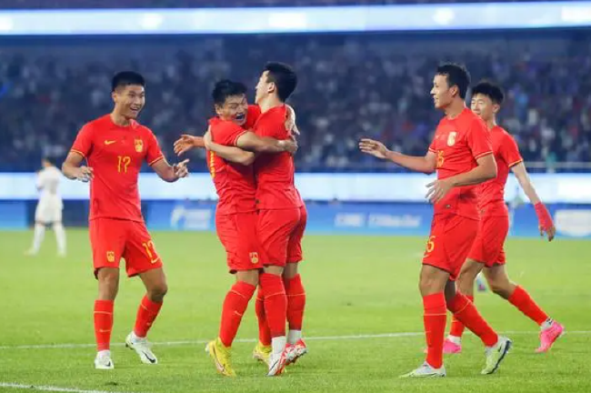 亚运会-陶强龙制胜蒋圣龙染红 国足1-0卡塔尔