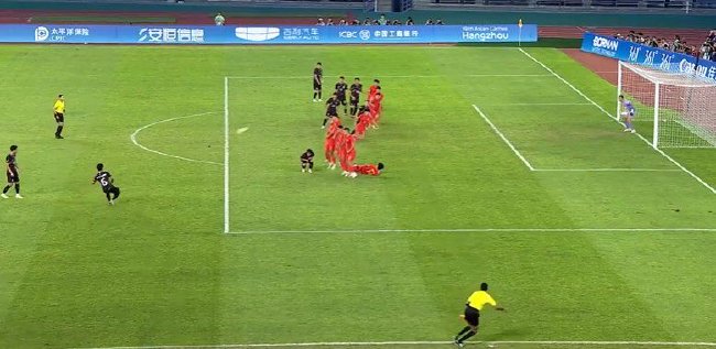 洪贤锡任意球直接破门！中国第18分钟0-1落后韩国