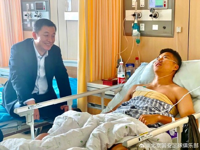 周金辉看望钢铁战士王刚 好好养伤还能赶上冬训