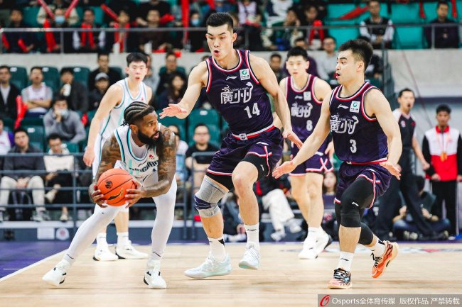 赵嘉义17分青岛胜广州 闫鹏飞12分上海负宁波