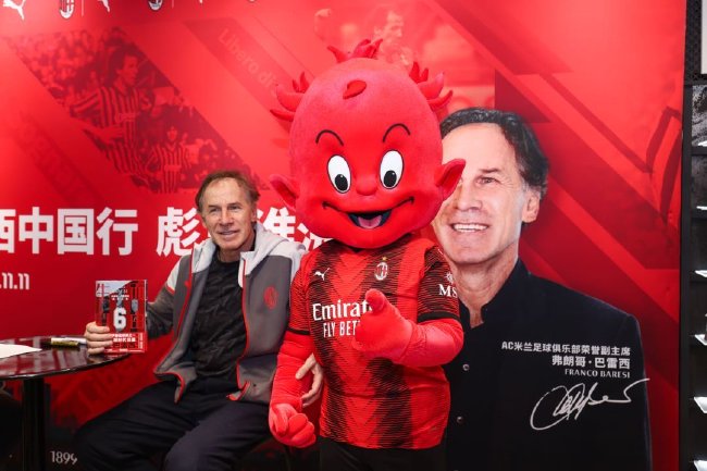 巴雷西来到上海：中国足球少年请坚定追逐梦想