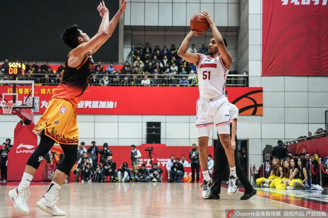 胡明轩14+7沃特斯32分 广东5人上双大胜江苏