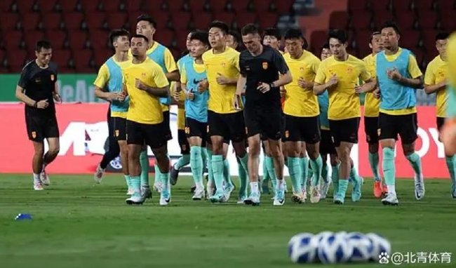 韩国抵达深圳国足封闭训练 大战前两队暗战升级
