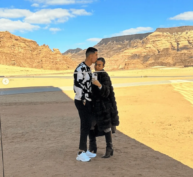 C罗与女友社交媒体秀恩爱 同游埃尔奥拉甜蜜亲吻