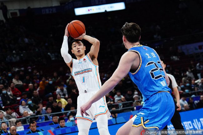 高诗岩29+9沙约克28分 山东险胜北京终结3连败