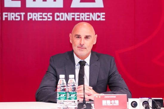 上海海港新帅穆斯卡特首次公开亮相浦东足球场
