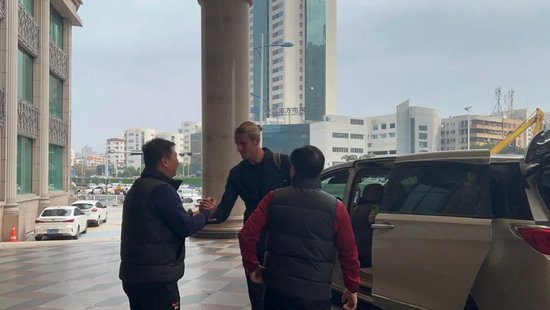 河南队首位新外援与球队会合 后防拼图几近完整