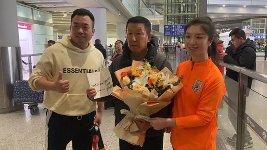 泰山队凯旋崔康熙和球迷合影 最强呐喊声送给心中英雄