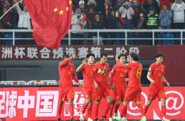 半场-武磊单刀破门刘洋失误送礼 国足1-1新加坡