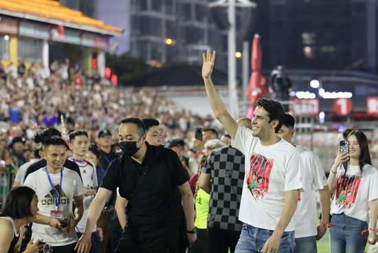 新华：巴西足坛名宿卡卡现身 村超吸引世界目光