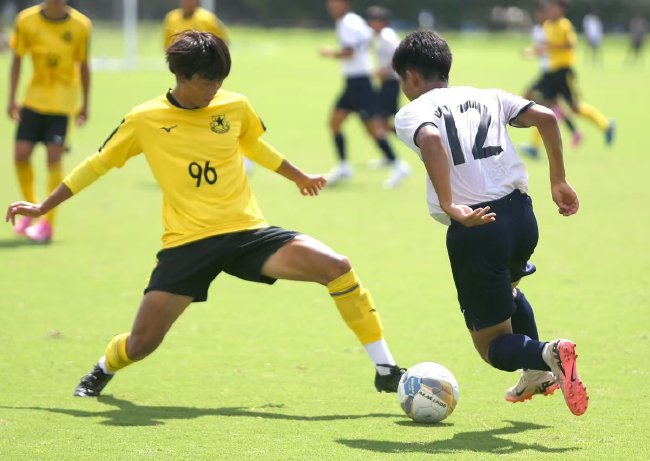中国球员杨志唯在日本足球大会首秀中攻入进球