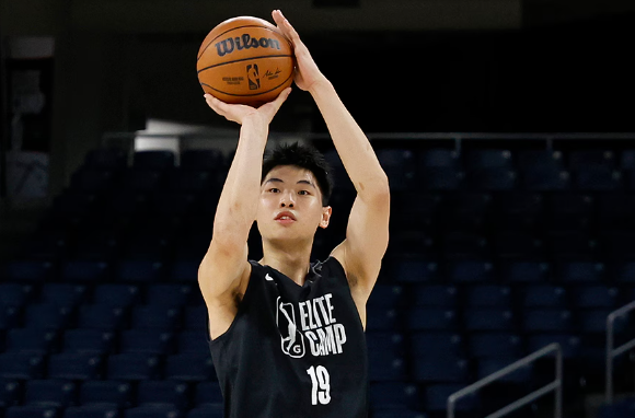 NBA年薪58万美元的崔永熙与CBA顶薪差距悬殊