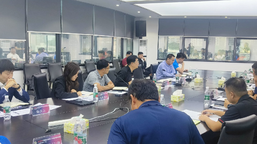 宋凯与青训教练：周赛制助力提升体能和柔韧性