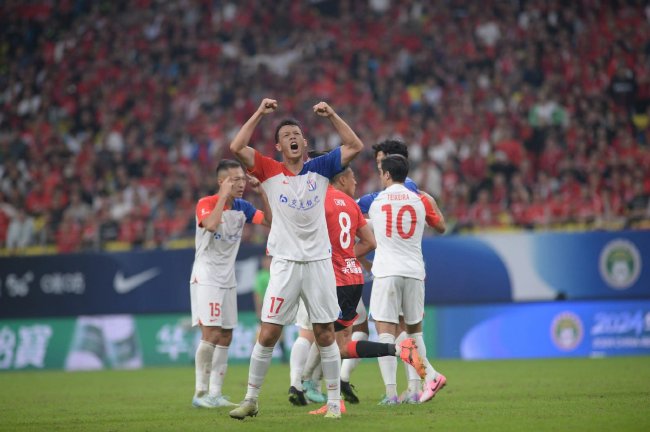 中超-于汉超压哨进球 申花2-1蓉城追平海港1分夺亚军