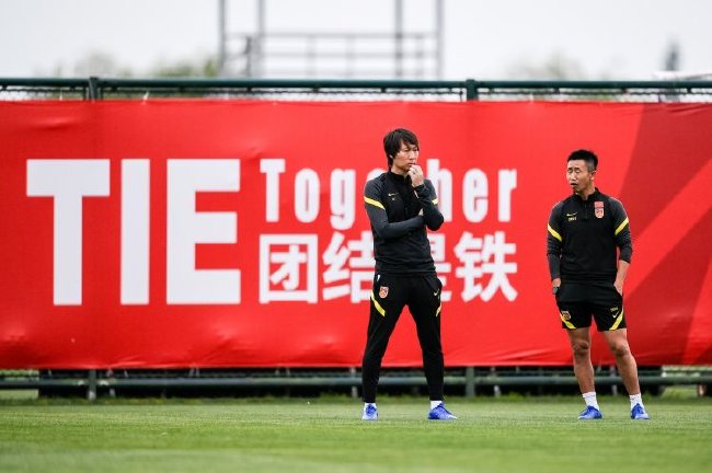 记者：当初的口号“团结是铁”言犹在耳 哎