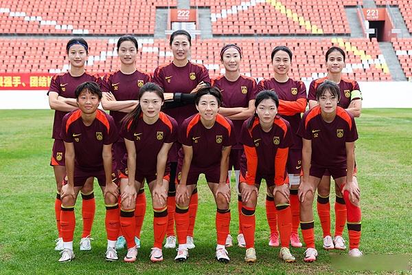 中国女足飞赴西班牙进行训练：年轻化升级，队伍更新血液