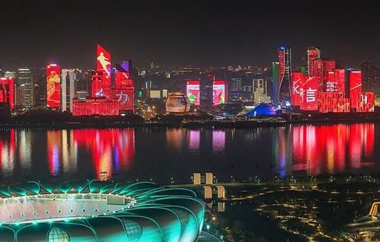 "中国红色背景下，国足应当自我检讨"
