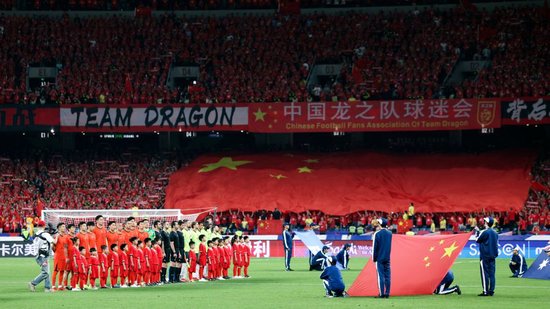 国足连败三场，继续排名垫底 7万人破纪录之夜成为刺痛回忆