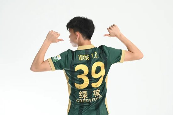 足球报：留洋和中超新人培养，王钰栋们的转变意识