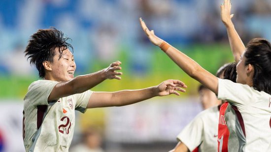 中国女足比赛引发“男足化”争议，球迷不满？
