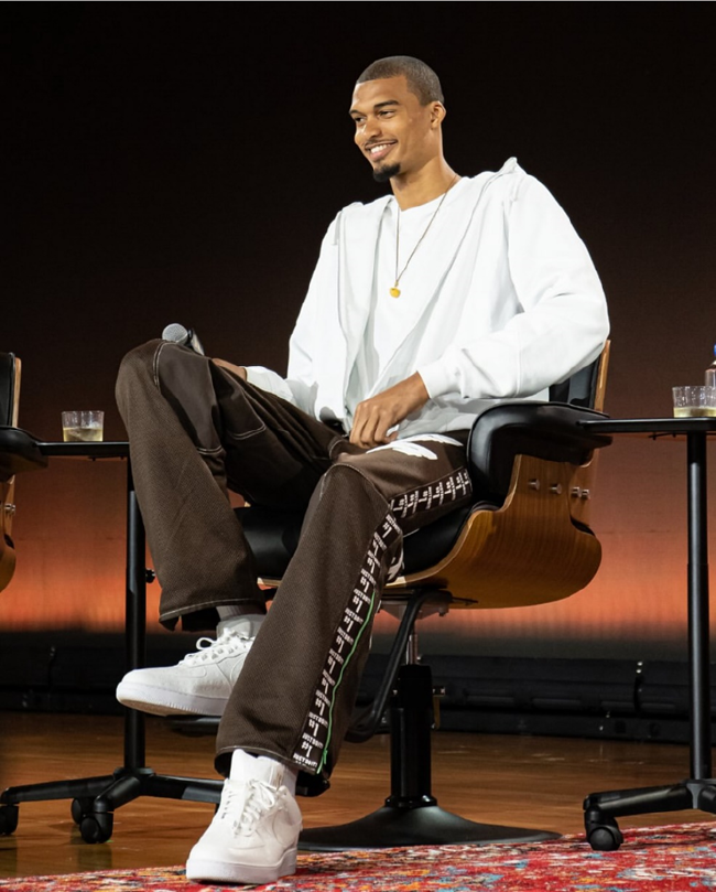 文班亚马中国行：参禅之外，还戴上了寓意“福禄”的老铺黄金葫芦